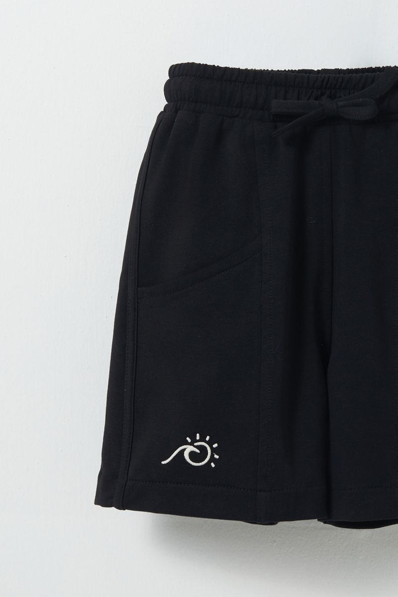 Black Embroidered Detailed Piping Bermuda Shorts - 2