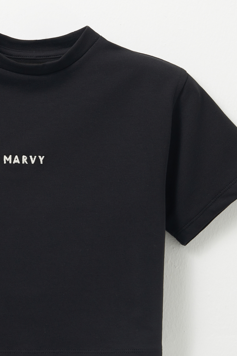 Siyah Nakış Detaylı Hafif Kısa Kesim Tshirt - 4