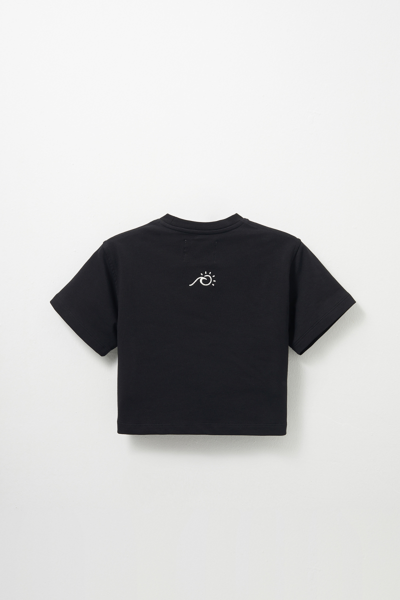 Siyah Nakış Detaylı Hafif Kısa Kesim Tshirt - 6